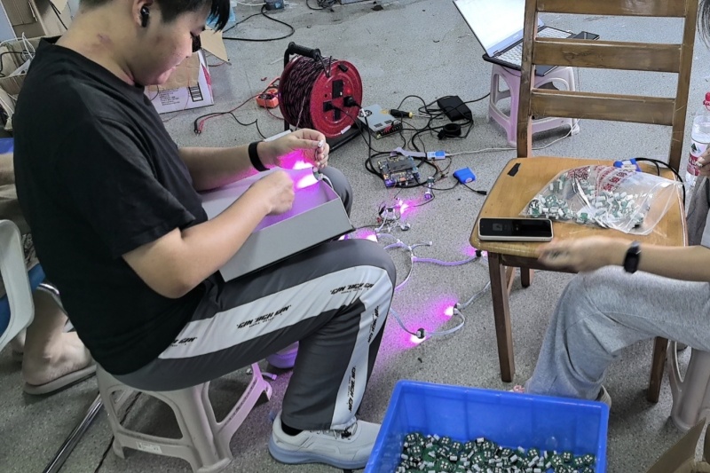 图为实验室同学加班制作.jpg