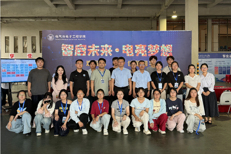 图为学院老师以及部分志愿者合照.jpg