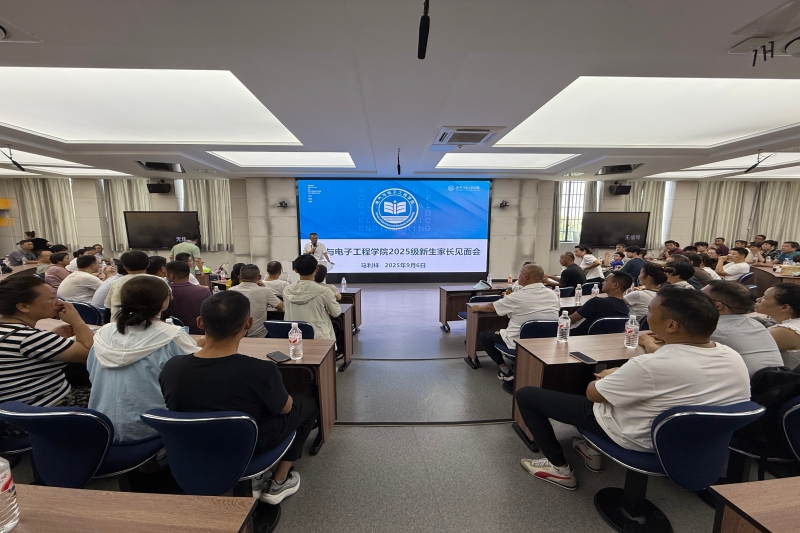 图为家长见面会现场.jpg