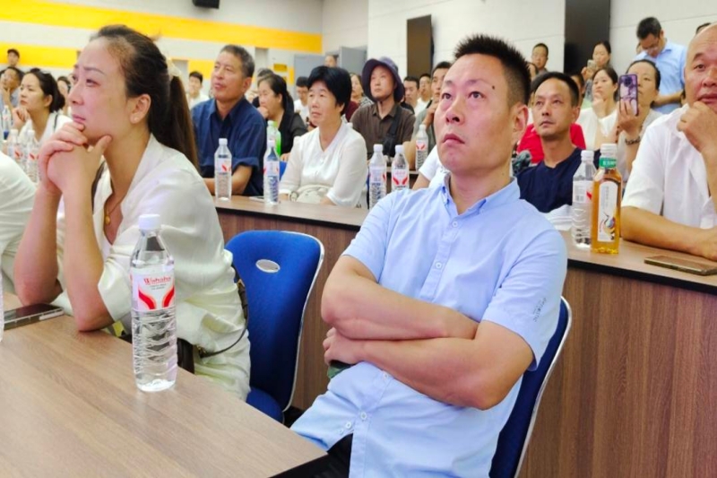 图为新生家长认真听讲.jpg