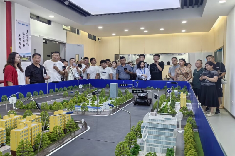 图为参观学院实验实践中心.jpg