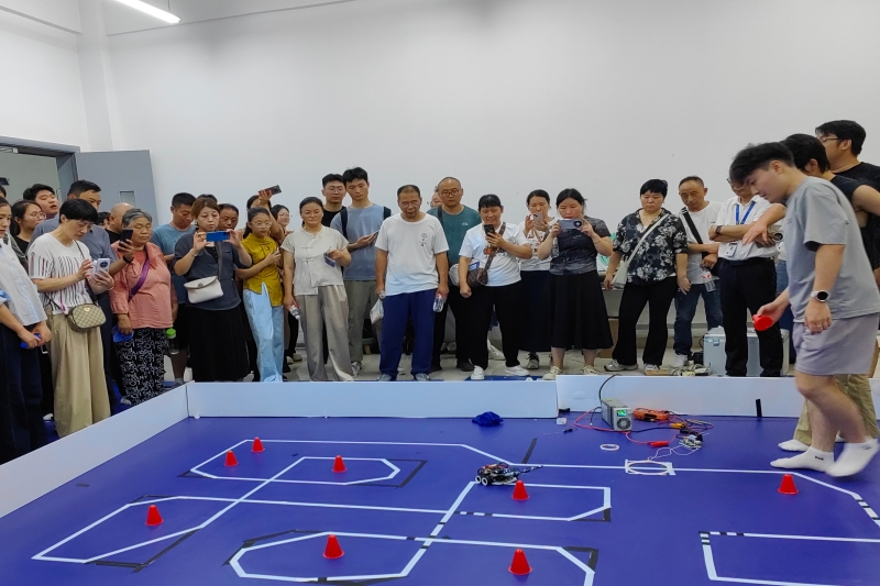 图为参观电子科技协会.jpg