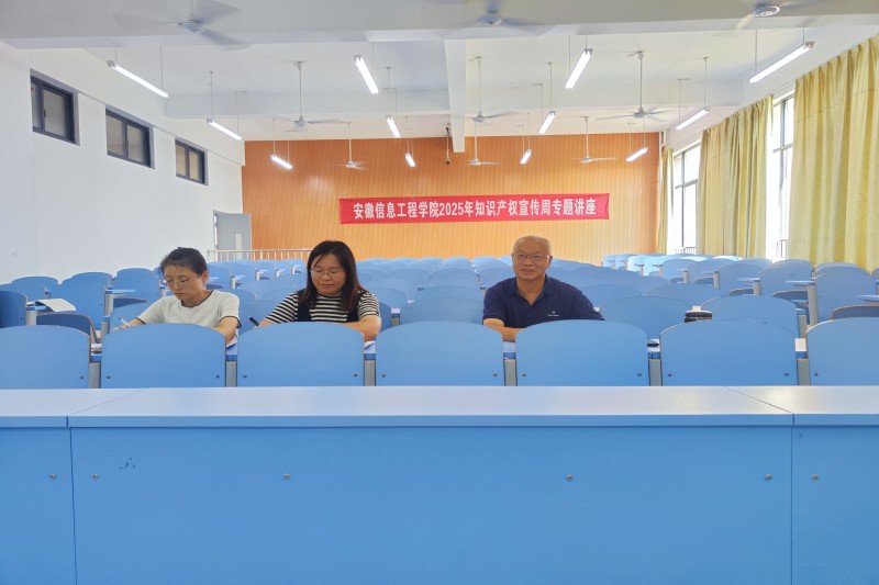 评委现场点评.jpg
