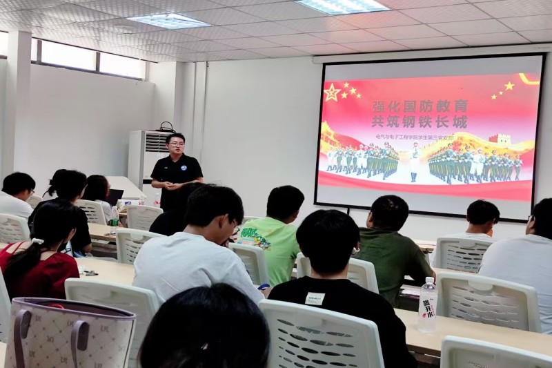 图为李宁进行国防安全教育学习活动讲话.jpg