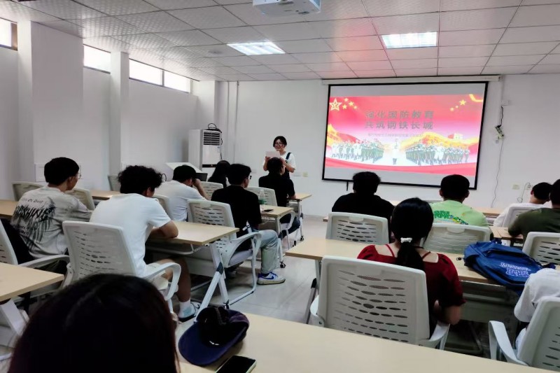图为学生党员代表周晓月同学进行主题活动发言.jpg