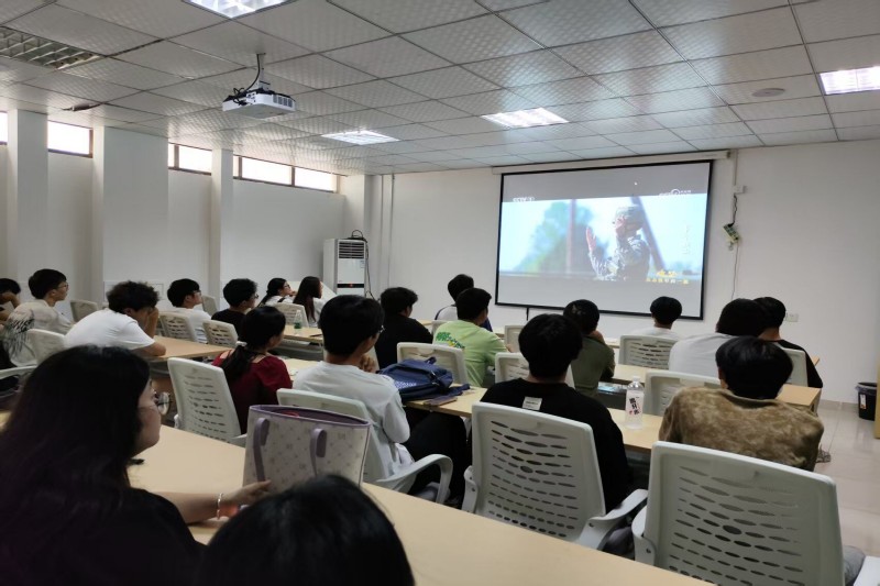 图为同学们认真观看国防安全教育纪录片.jpg