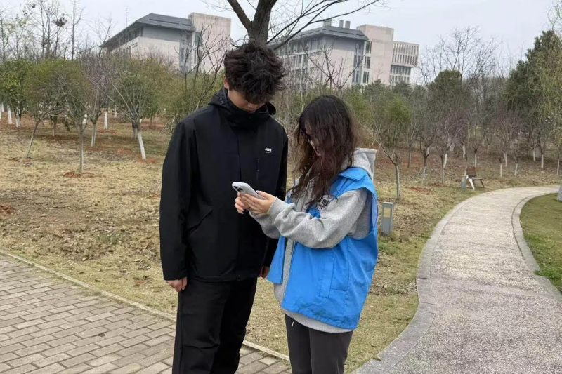 图为同学们在宣传反诈知识.jpg