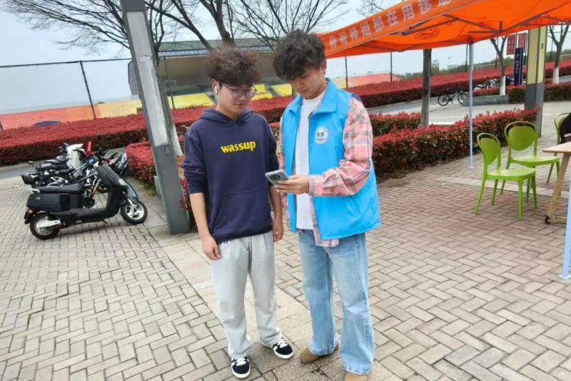 图为同学们在进行知识问答.jpg