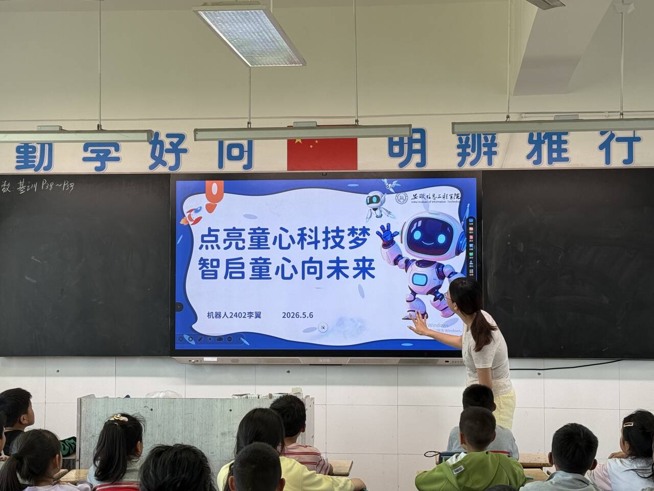 图为党员志愿者现场讲解.jpg