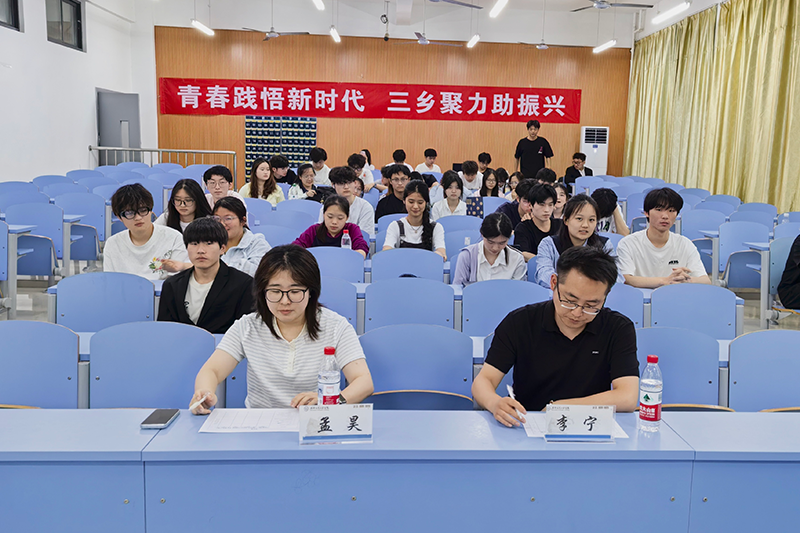 图为全体人员的合照.png