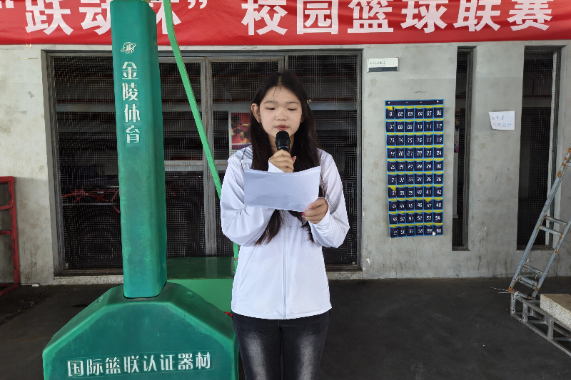 图为李楠主持现场.jpg