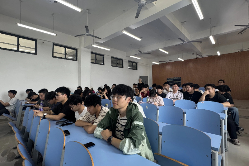 图为参会同学认真听讲.jpg