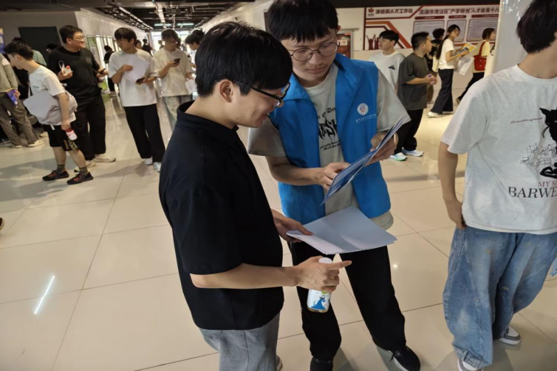 党员志愿者维护双选会现场秩序.png