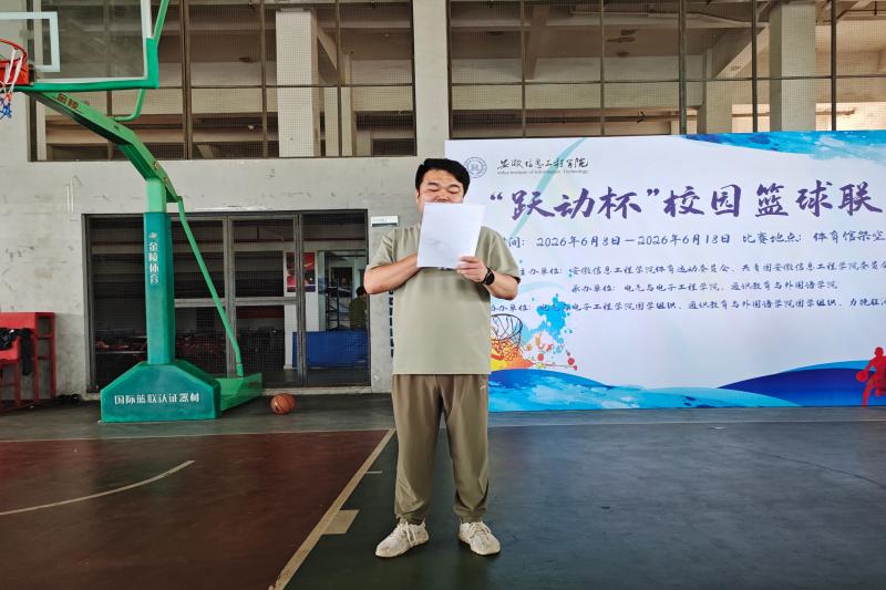 图为华静讲话.jpg