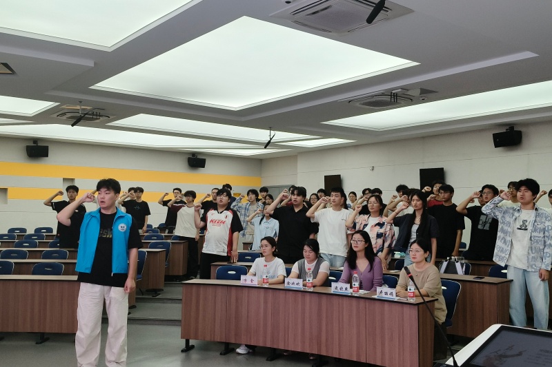 图为志愿者宣誓.jpg