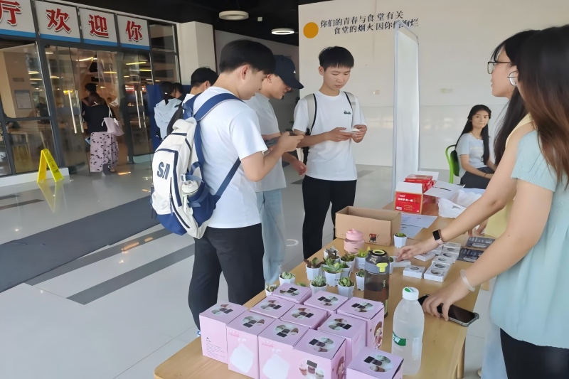 图为学生参与线上答题.jpg