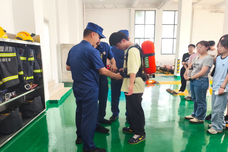 图为消防员带领参观并与同学们互动.jpg