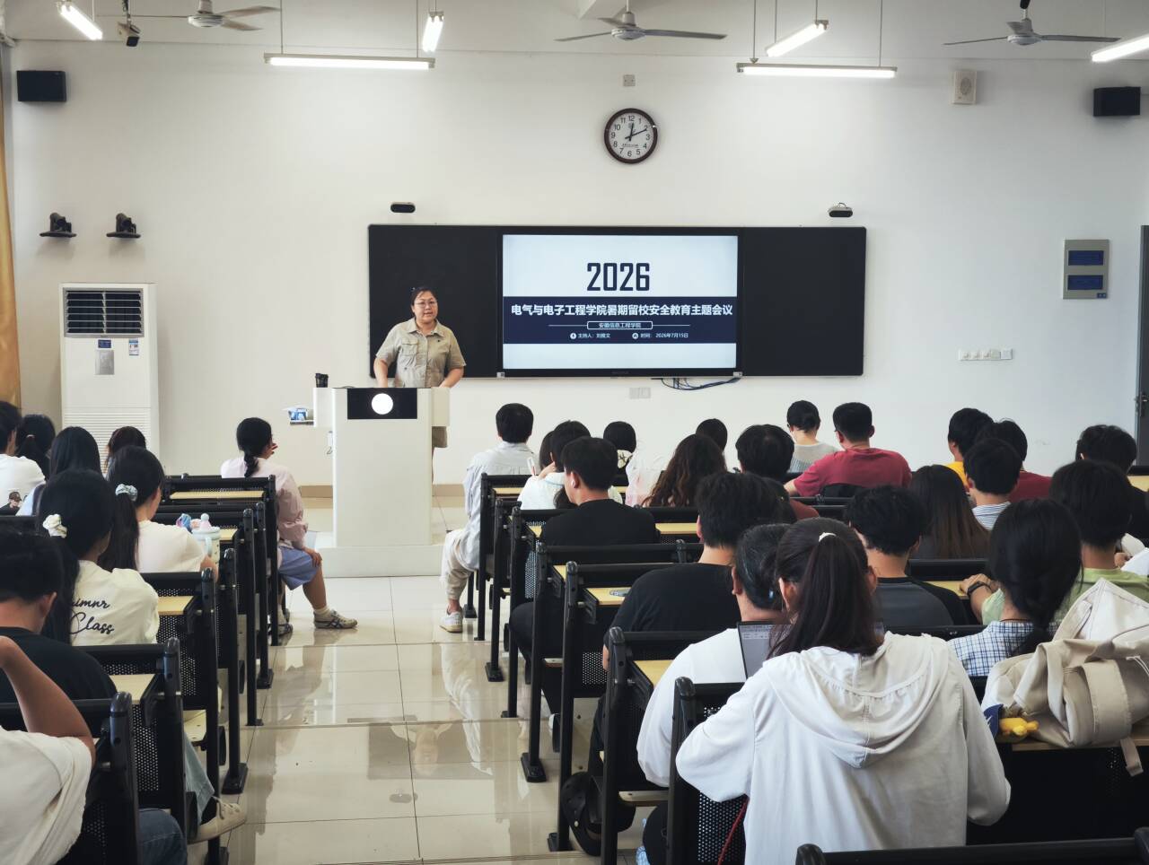 图为刘雅文主持会议.jpg