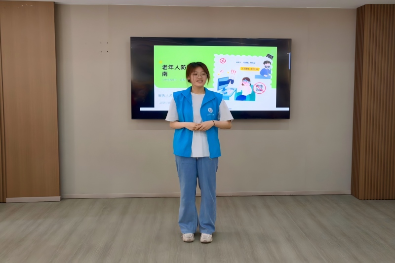 图为志愿者为老人科普反诈知识现场.jpg