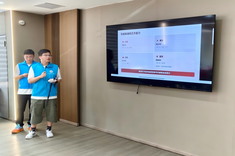图为志愿者分享戏曲文化知识.jpg