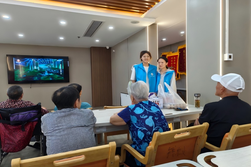 图为志愿者与老人沟通交流.jpg