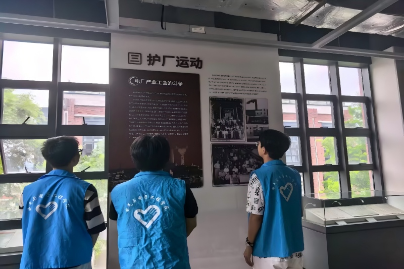 图为实践团队参观首都电站遗址.jpg