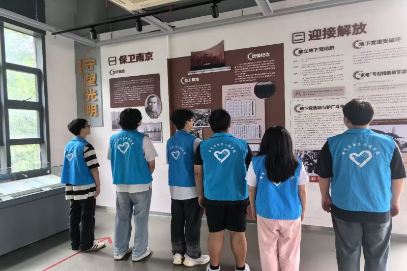图为团队成员在电厂展览馆了解建设历史.jpg