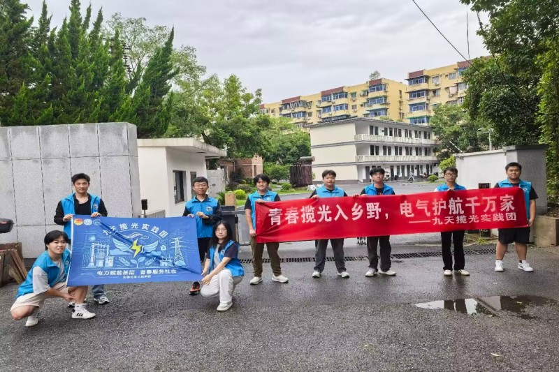 图为实践团队在变电所旧址参观.jpg