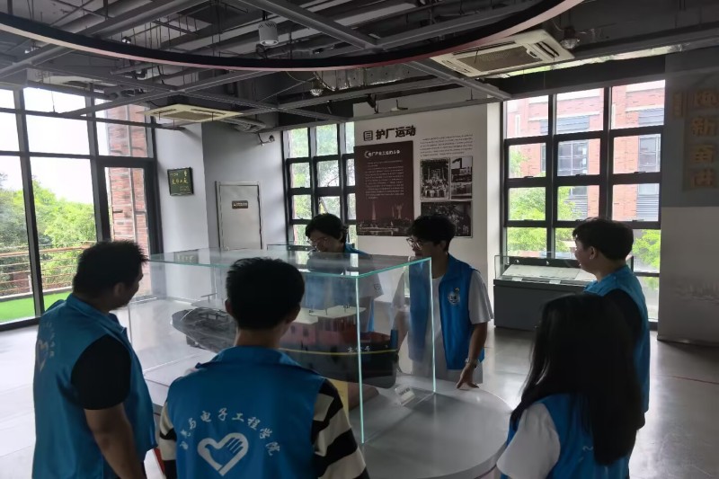 图为团队成员在电厂展览馆参观.jpg