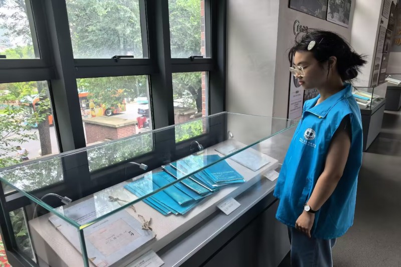 图为团队成员在电厂展览馆内浏览馆内历史资料.jpg