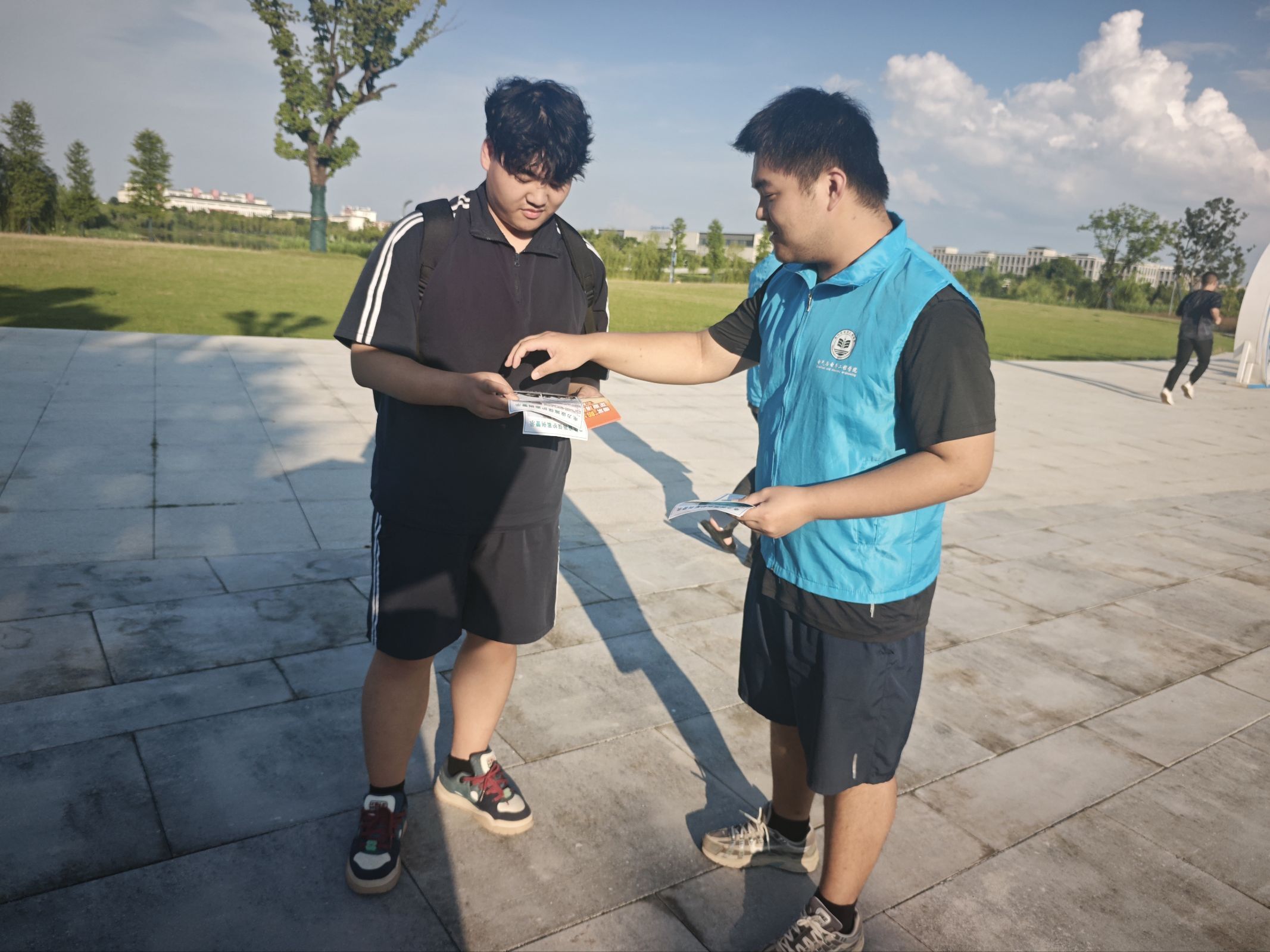 图为实践团成员宣传用电知识.jpg