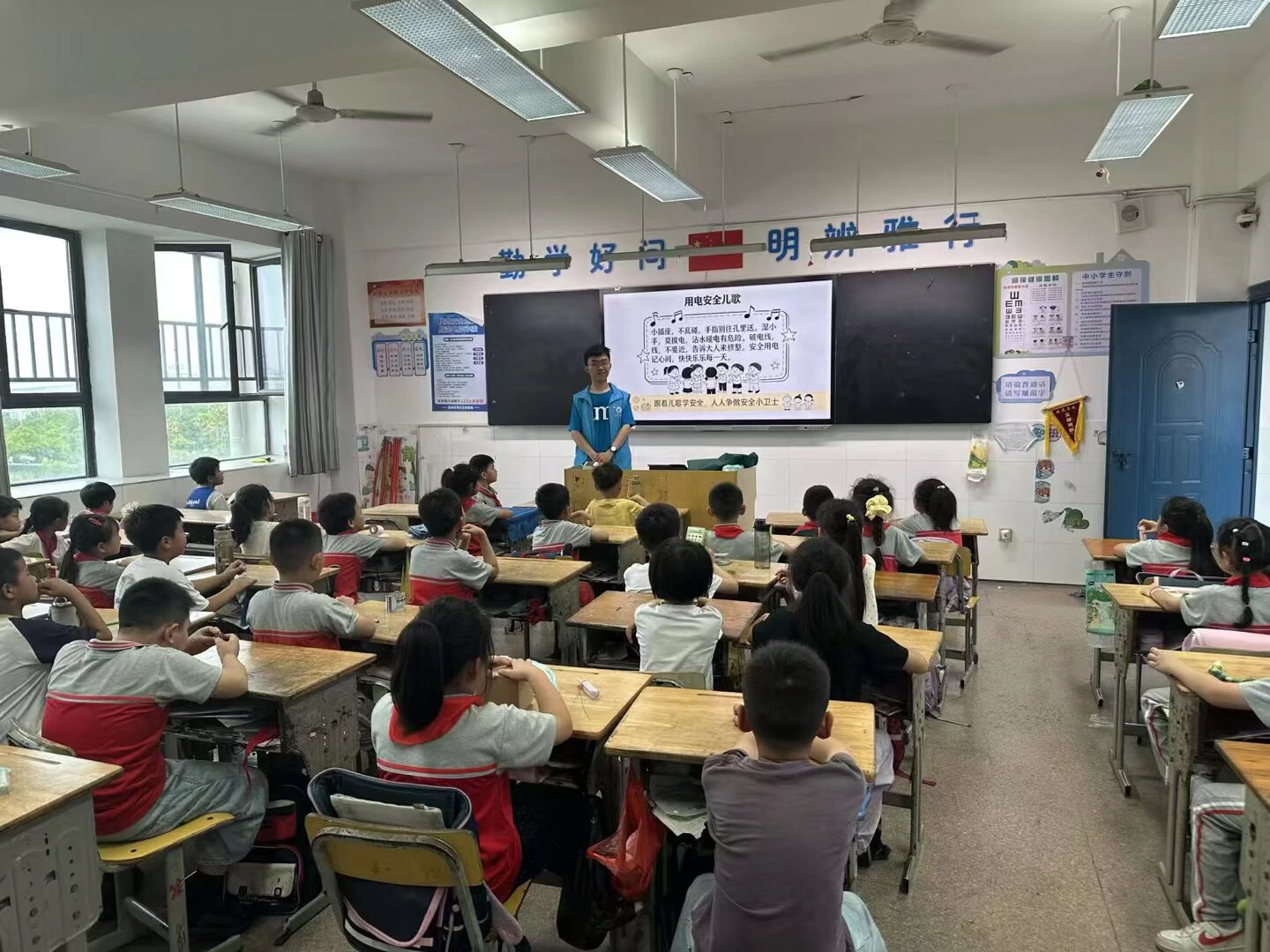 图为实践团成员在新芜学校讲授用电知识.jpg