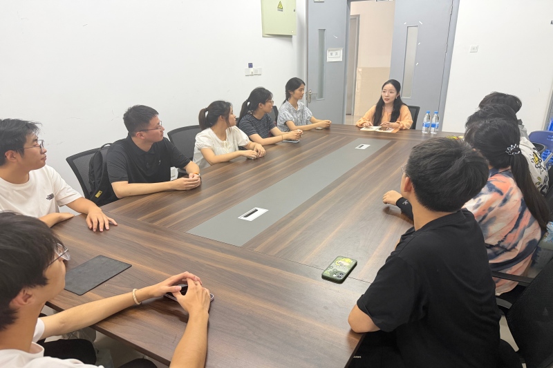 图为刘梦莎为实践团召开行前调研部署会.jpg