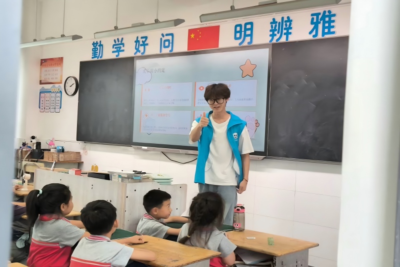 图为团队成员与小学生展开问答活动.jpg