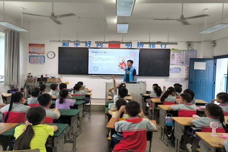 图为团队成员为小学生讲述防火灾注意事项.jpg