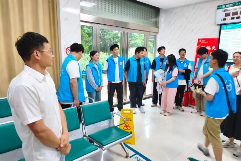 图为实践团团成员参观湾沚区红杨供电所.jpg