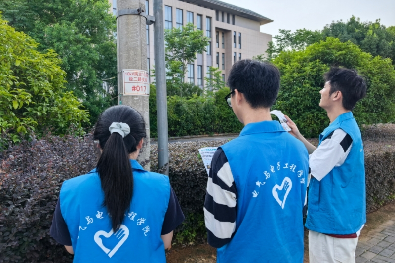 图为实践团成员实地巡查学习.jpg