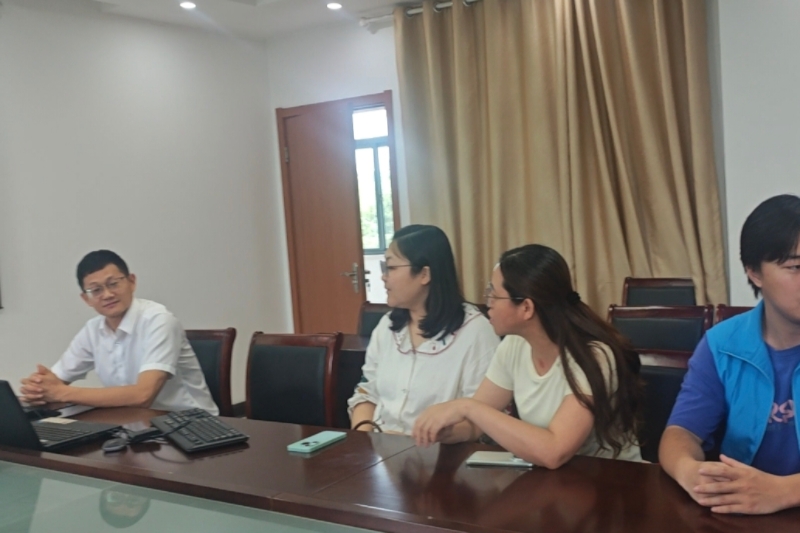 图为指导老师同黄进军书记交流.jpg