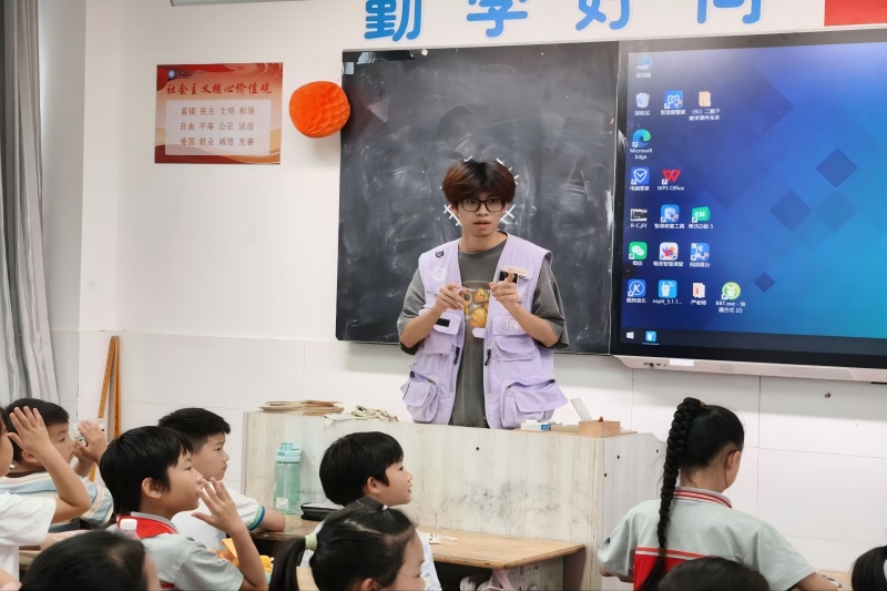 图为实践团成员对科创内容提问.jpg