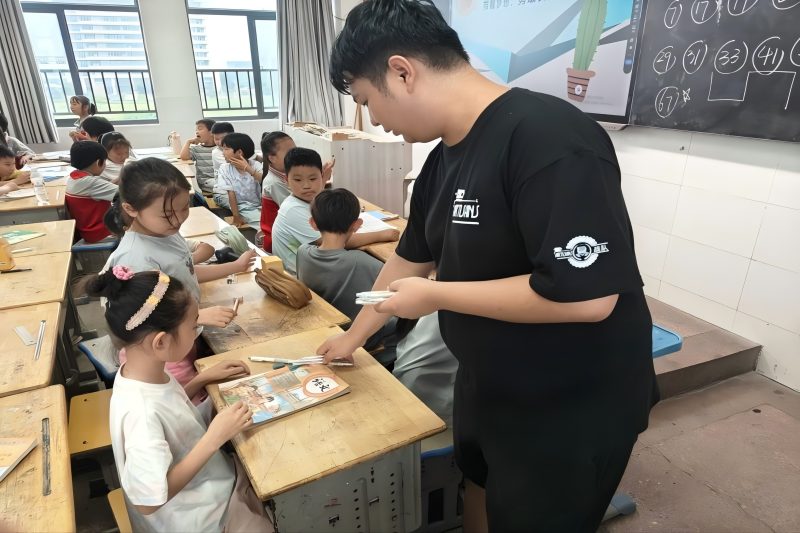 图为实践团成员为同学们发放奖品.jpg