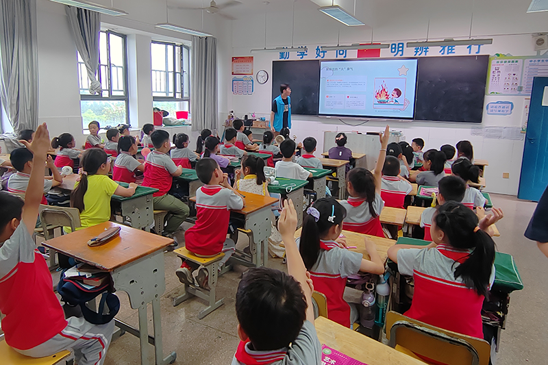 图为实践队员给小学生上课.png