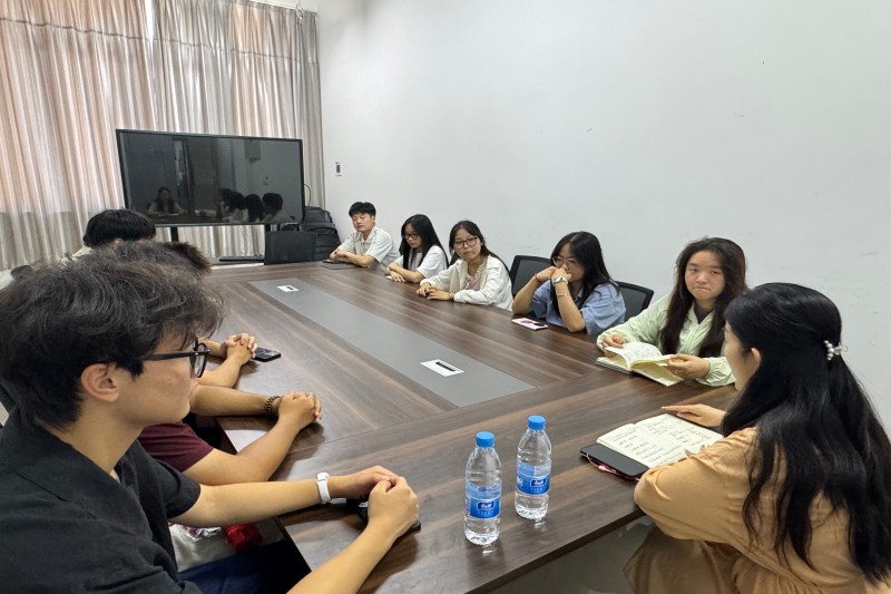 图为刘梦莎为实践团召开行前调研部署会.jpg