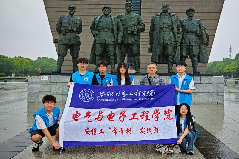 图为实践团在渡江战役纪念馆前合影.jpg