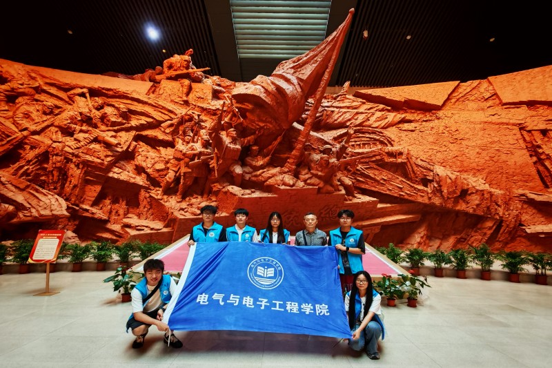 图为实践团于馆内序厅巨型浮雕《胜利之师》前合影.jpg