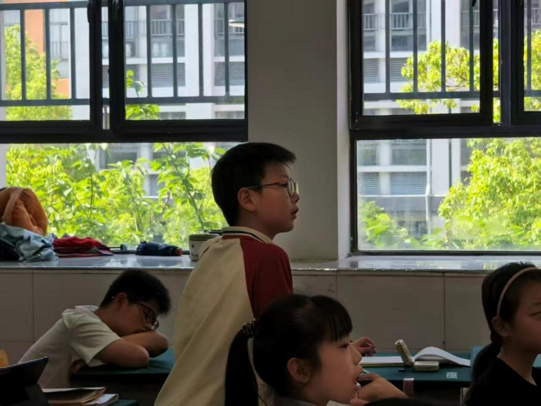 图为团队与小朋友在安全问题的互动环节.png 图为团队与小朋友在安全问题的互动环节.png