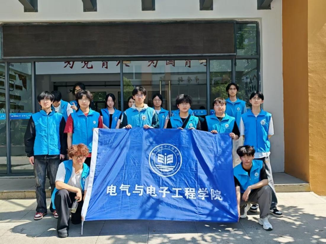 图为实践团在“新芜学校”合影.png 图为实践团在“新芜学校”合影.png
