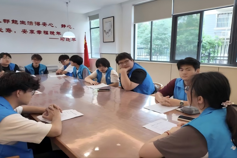 图为团队成员召开部署会.jpg