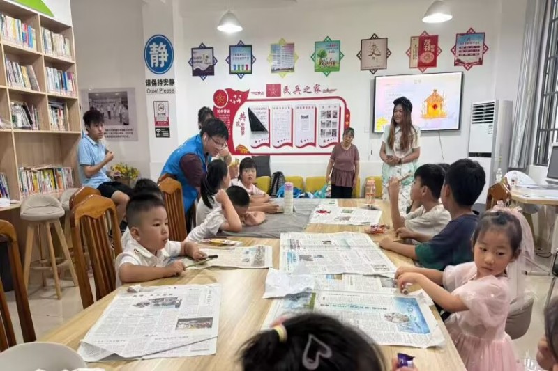图为志愿者指导儿童图片.jpg