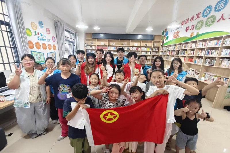 图为志愿者与儿童们合影留念.jpg