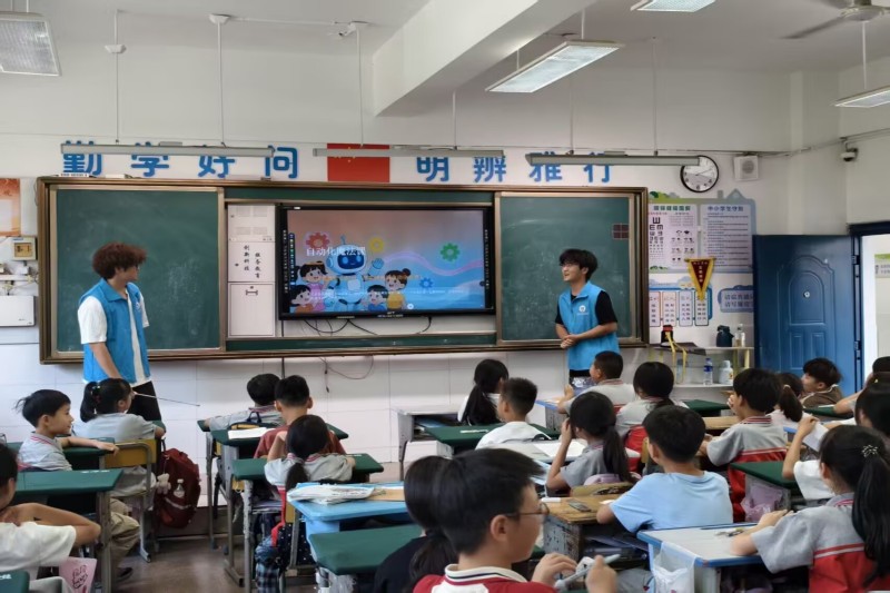 图为团队成员为四年级小朋友科普授课.jpg